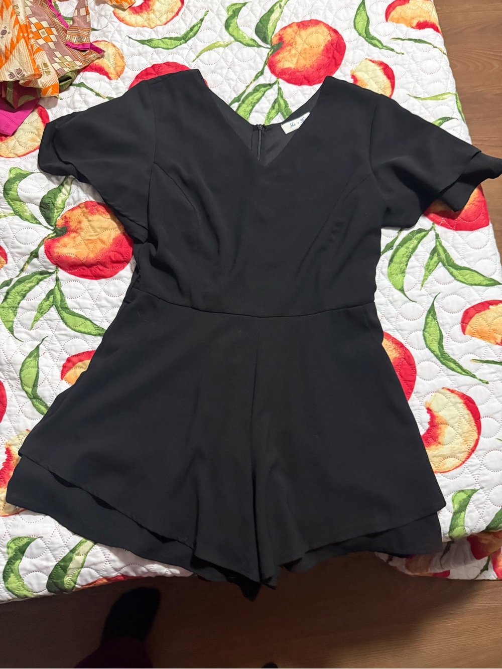 She + Sky Black V‑Neck Short Sleeve Romper
